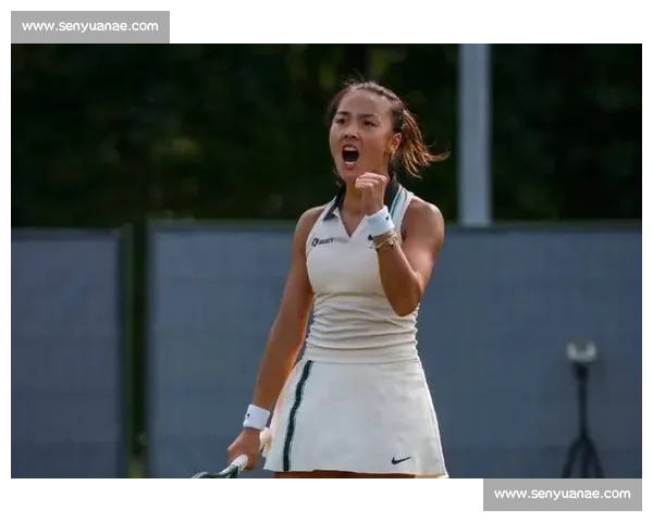 郑钦文发球破局！中国金花草地突围，袁悦张帅虽败犹荣
